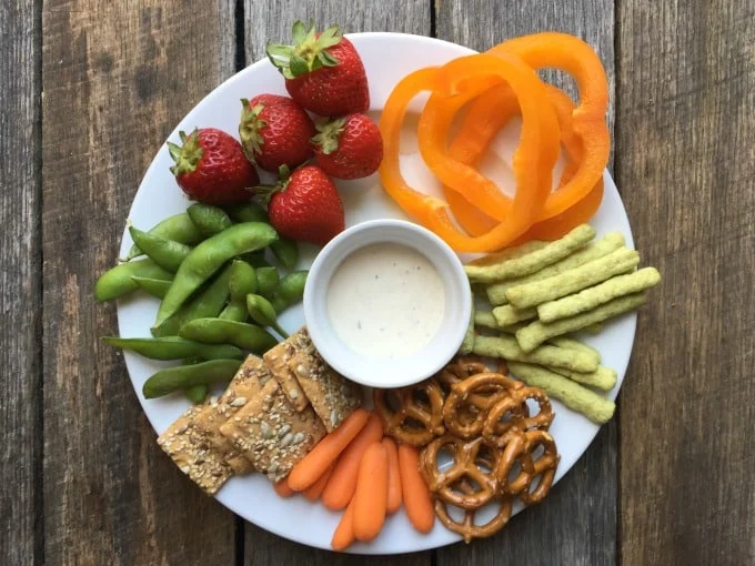 Veselīga uzkodu plāksne ar dārzeņiem un riekstiem