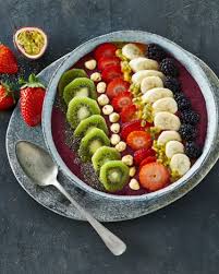 Krāsainas brokastis ar graudaugiem un augļiem